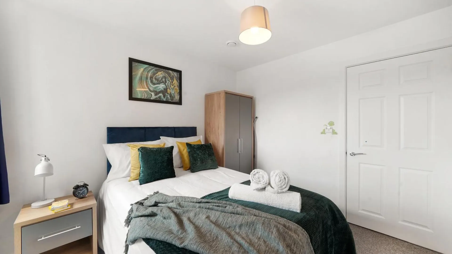 Modern Apartments With Free Parking Near Heathrow Colnbrook