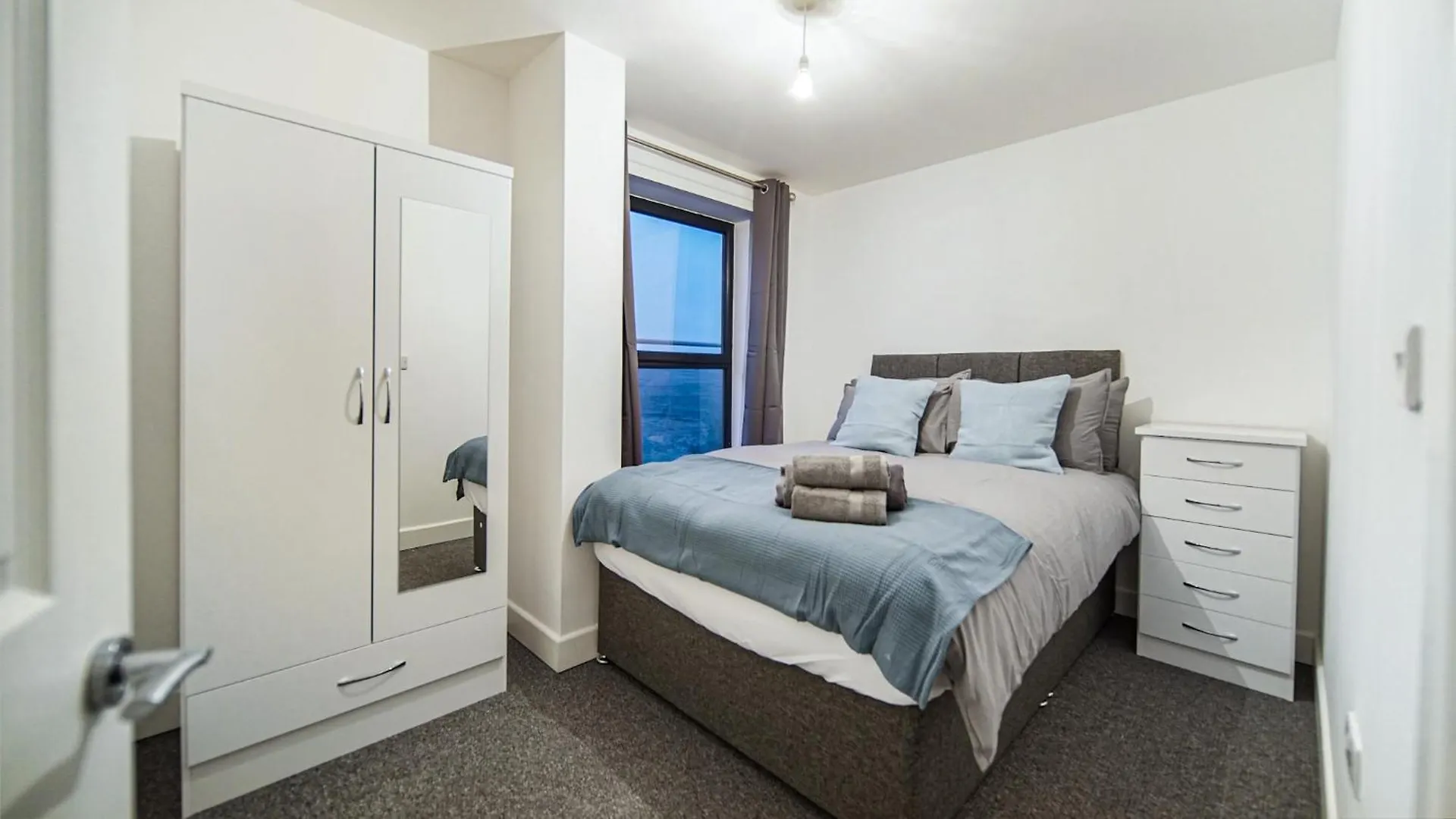 Modern Apartments With Free Parking Near Heathrow Colnbrook