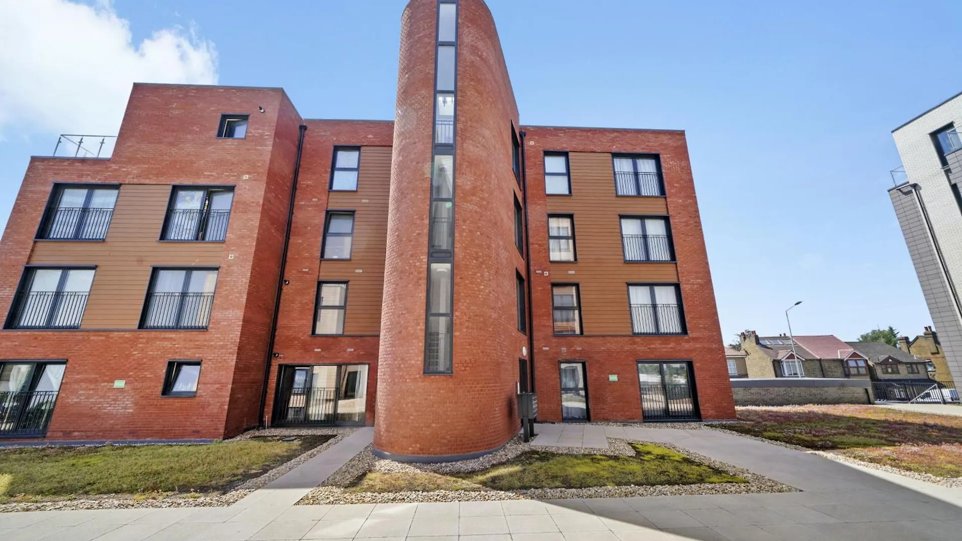 Modern Apartments With Free Parking Near Heathrow Colnbrook
