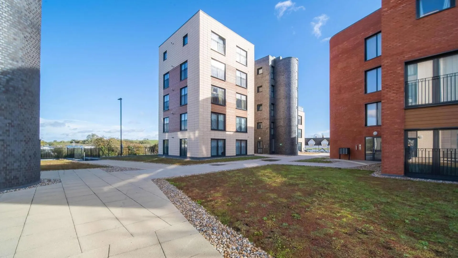 Modern Apartments With Free Parking Near Heathrow Colnbrook