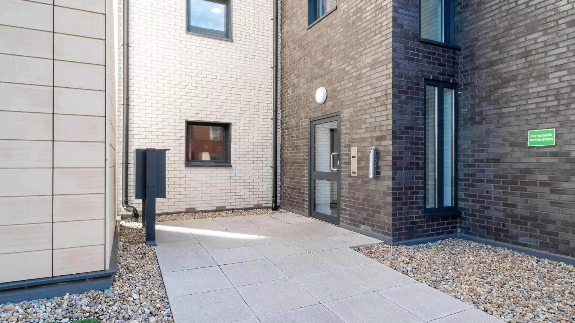 Modern Apartments With Free Parking Near Heathrow Colnbrook