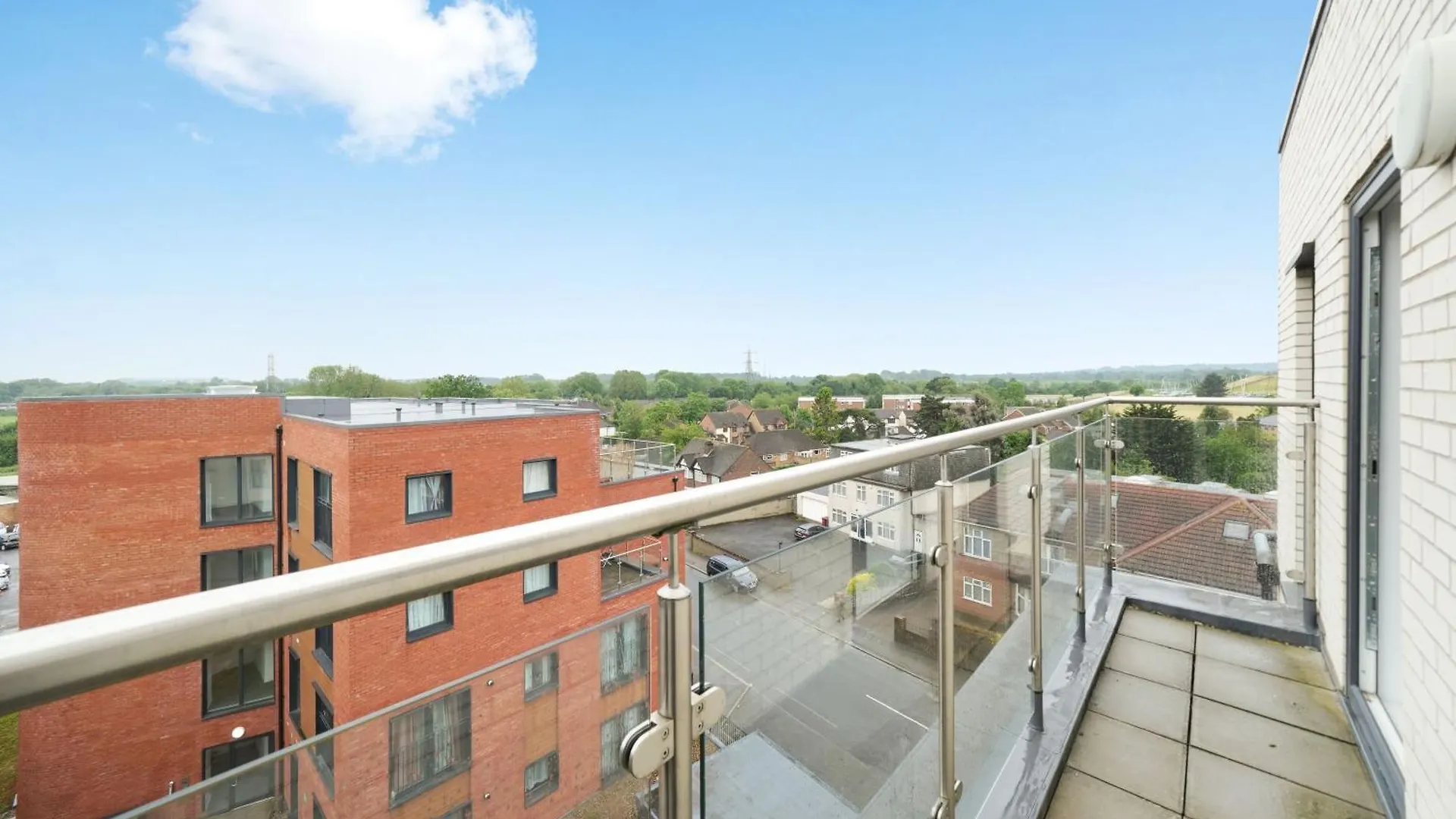Modern Apartments With Free Parking Near Heathrow Colnbrook