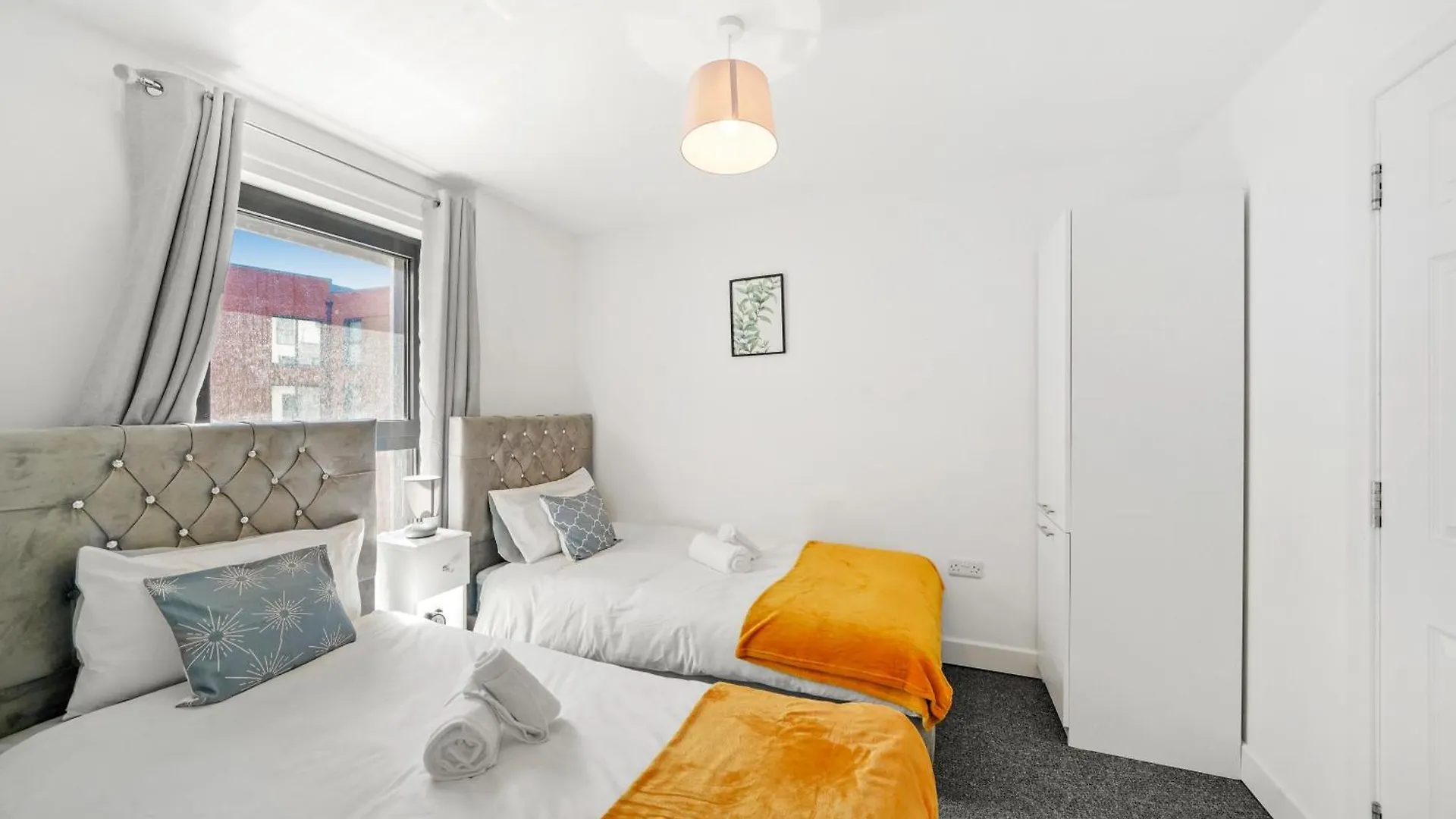 Modern Apartments With Free Parking Near Heathrow Colnbrook
