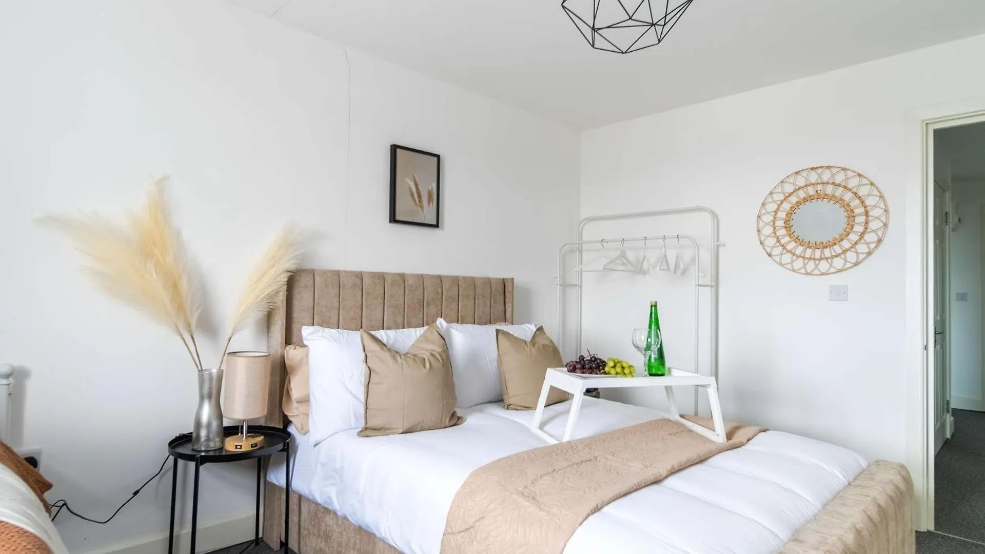 Modern Apartments With Free Parking Near Heathrow Colnbrook
