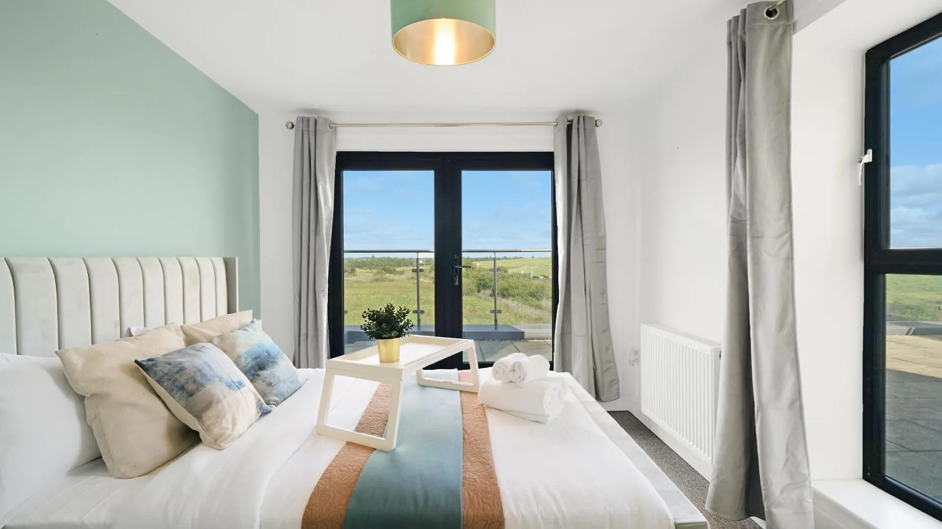 Modern Apartments With Free Parking Near Heathrow Colnbrook