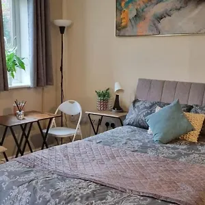 Spacious In West Molesey, Kt8 West Molesey